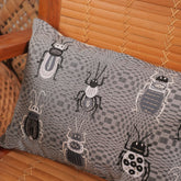 Coussin brodé main sur une coton  "binakol" tissé main